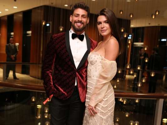 Mariana Goldfarb parabenizou o namorado, Cauã Reymond, por ensaio nesta sexta-feira, 6 de abril de 2018