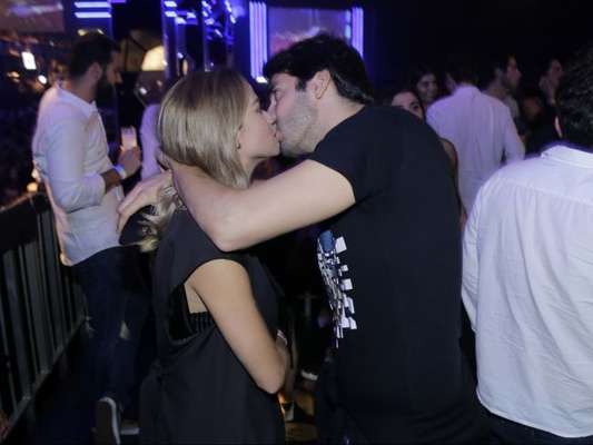 Kaká e Carol Dias trocaram beijos durante show da dupla Jorge & Mateus nesta sexta-feira, 6 de abril de 2018