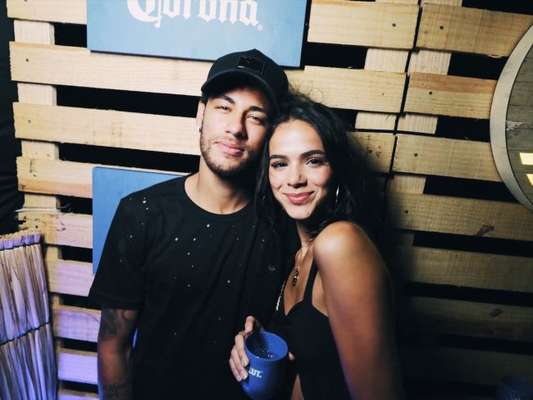 Bruna Marquezine curtiu folga ao lado do namorado, Neymar, em 7 de abril de 2018
