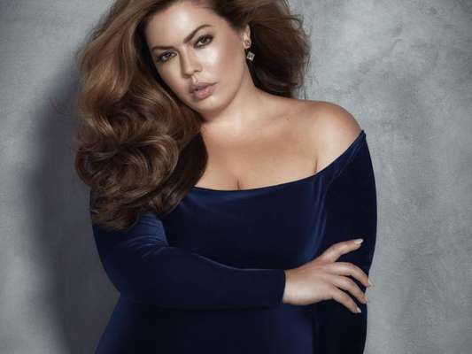 Modelo plus size de sucesso internacional, Fluvia Lacerda nunca viu nada de errado em seu corpo. 'Sempre fui muito desencanada com essas coisas', diz
