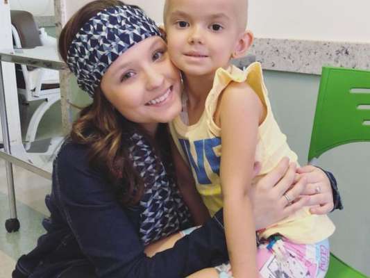 Larissa Manoela visita hospital em Londrinha no Dia Mundial de Combate ao Câncer