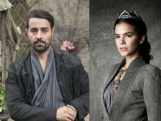 Em "Deus Salve o Rei": Virgílio (Ricardo Pereira) descobre segredo de Catarina (Bruna Marquezine) com ajuda de Diana (Fernanda Nobre)