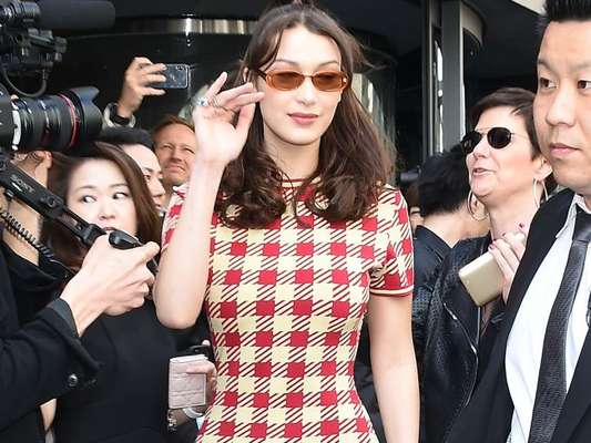 Bella Hadid escolheu um look descolado para a inauguração de uma loja da joalheria Tag Heuer Ginza, em Tóquio, no Japão, nesta segunda-feira, 9 de abril de 2018