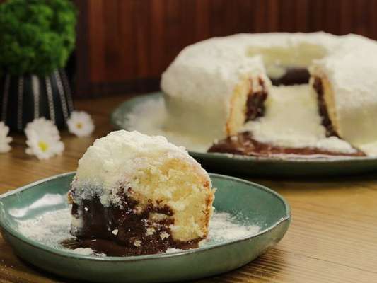 Bolo vulcão de leite em pó com creme de avelã