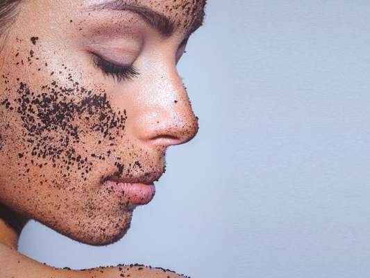 No Dia Mundial do Café, conheça alguns dos benefícios do produto para a saúde e para estética. O pó pode ser utilizado para atenuar as olheiras e para esfoliação da pele