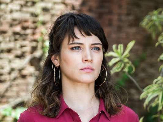 Clara (Bianca Bin) recorre a Mercedes (Fernanda Montenegro) ao ver a mãe, Beth (Gloria Pires), correndo risco de morte nos próximos capítulos da novela 'O Outro Lado do Paraíso'