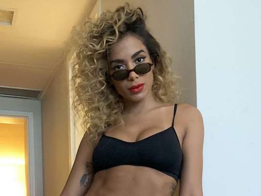 Anitta volta à Miami e exibe cabelo cacheado em programa de rádio, nesta quinta-feira, 12 de abril de 2018
