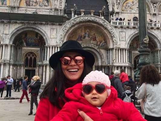 Carol Castro comemorou oito meses da filha, Nina, em Veneza, na Itália, nesta quinta-feira, 12 de abril de 2018