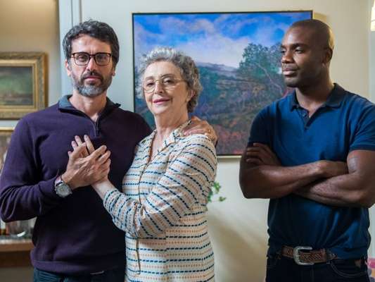 Adnéia (Ana Lucia Torre) transforma Cido (Rafael Zulu) em seu empregado para aceitar o namoro dele com o filho, Samuel (Eriberto Leão) na novela 'O Outro Lado do Paraíso'