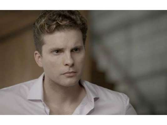 Em "O Outro Lado do Paraíso", Patrick (Thiago Fragoso) mata Renato (Rafael Cardoso) para salvar Clara (Bianca Bin)