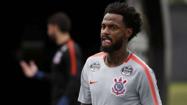 Renê Junior em treino no Corinthians - volante agora é titular