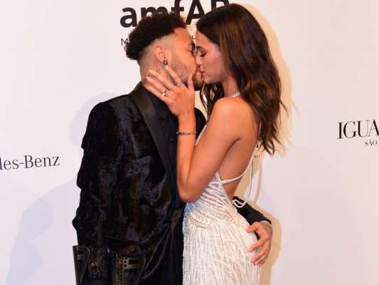 Bruna Marquezine e Neymar trocam beijos no Red Carpet