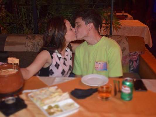 Larissa Manoela e Leonardo Cidade estão completando 4 meses de namoro neste sábado, 14 de abril de 2018