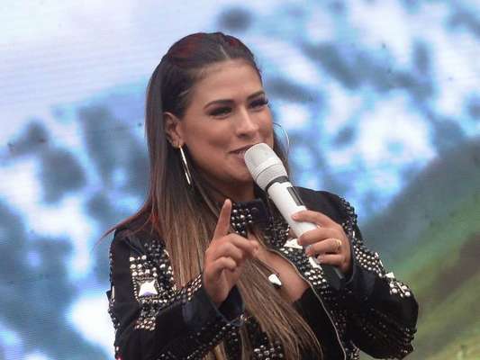 Simone fez apresentações sem a companhia da irmã Simaria e justificou a ausência da artista: 'Essa semana ela ficou doente e está internada'