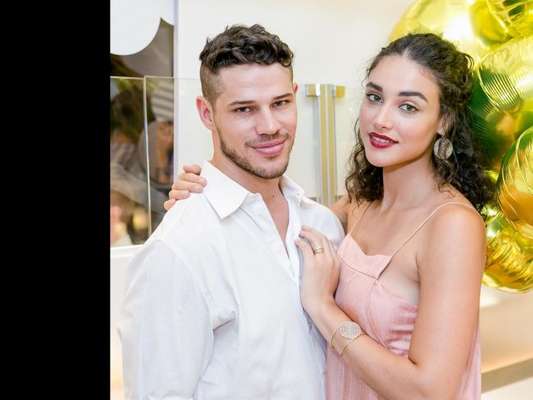 Débora Nascimento e José Loreto são papais! Nasce Bella, 1ª filha do casal