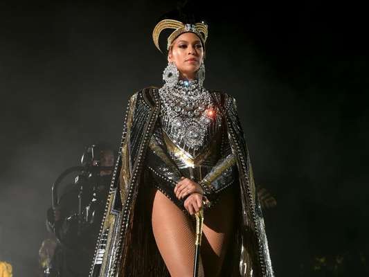 Beyoncé faz performance história no Coachella 2018: 'Obrigada por me deixarem ser a primeira mulher negra como atração principal '