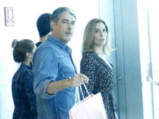 Wlliam Bonner circulou com a namorada, Natasha Dantas, e os filhos trigêmeos em um shopping do Rio neste domingo, 15 de abril de 2018