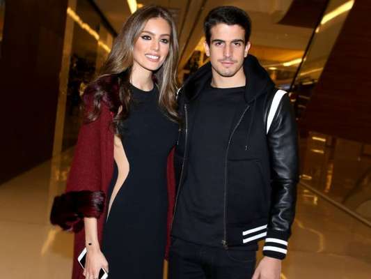 Enzo Celulari completou 21 anos neste domingo, 15 de abril de 2018, quando curtiu um passeio de helicóptero ao lado da namorada, Victória Grendene