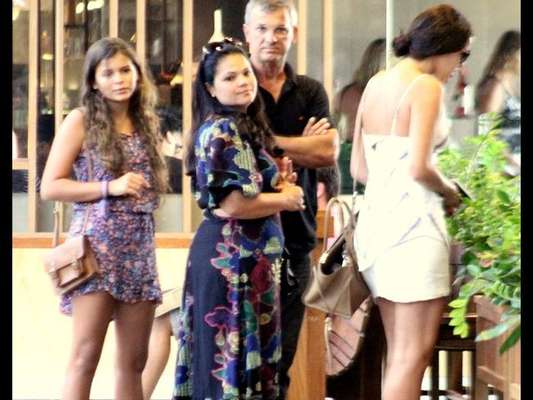 Bruna Marquezine sofre derrota do pai em carteado: 'Perdi no jogo mas continuo te amando'
