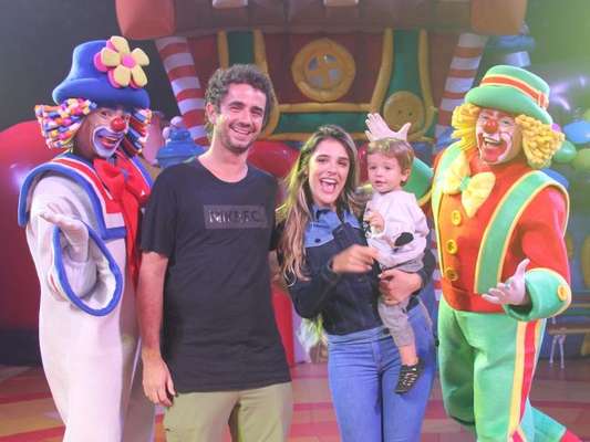 Rafa Brites e Felipe Andreoli levaram o filho, Rocco, para conferir o circo Patati Patatá, no Rio, no domingo, 15 de abril de 2018