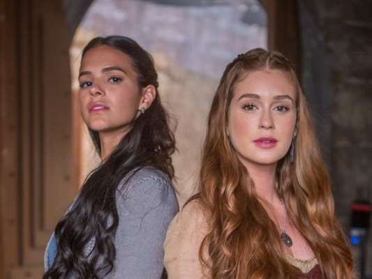Catarina (Bruna Marquezine) incendeia esconderijo de Amália (Marina Ruy Barbosa) e Virgílio (Ricardo Pereira) com os dois no interior nos próximos capítulos da novela 'Deus Salve o Rei'. Quem antecipa é o colunista de TV Daniel Castro nesta segunda-feira, 16 de abril de 2018