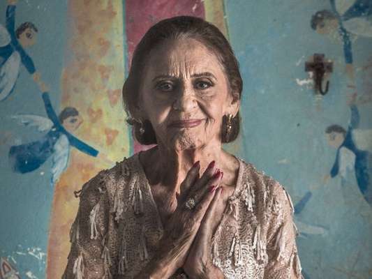 Caetana (Laura Cardoso) recebe benção de Mercedes (Fernanda Montenegro) antes de morrer no último capítulo da novela 'O Outro Lado do Paraíso'. Quem antecipa é o colunista de TV Daniel Castro nesta segunda-feira, 16 de abril de 2018