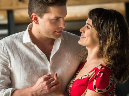 Clara (Bianca Bin) e Patrick (Thiago Fragoso) transam pela primeira vez no capítulo que vai ao ar dia 9 de maio de 2018 na novela 'O Outro Lado do Paraíso'