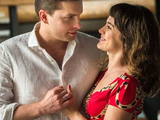 Em "O Outro Lado do Paraíso": Clara (Bianca Bin) e Patrick (Thiago Fragoso) têm sua primeira noite de amor