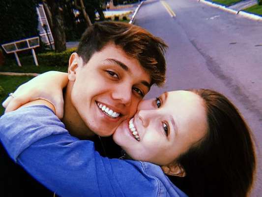 Larissa Manoela ganha declaração fofa de Leo Cidade em comemoração a 4 meses de namoro
