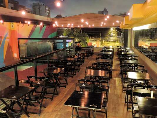 VILA 567Curtir um happy hour em um rooftop descolado com vista privilegiada da Vila Madalena ou até mesmo dançar na pista ao som de um show sertanejo ao vivo. Essa é a proposta da casa Vila 567, que mescla o melhor dos dois mundos com conforto e animação. Instalado no coração da Vila Madalena, o bar conta com uma estrutura inovadora e ambiente descolado, com um rooftop e teto retrátil exclusivos. Endereço: Rua Aspicuelta, 567, Vila Madalena