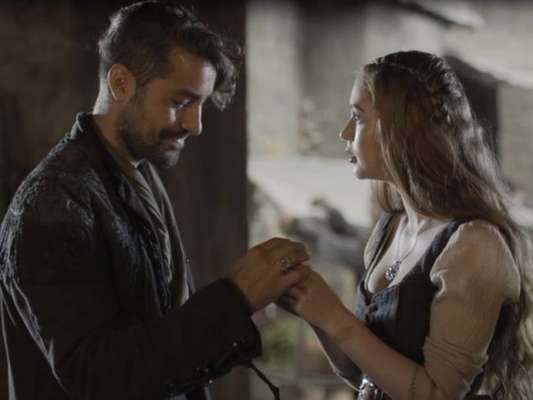 Em "Deus Salve o Rei", Virgílio (Ricardo Pereira) sequestra Amália (Marina Ruy Barbosa)