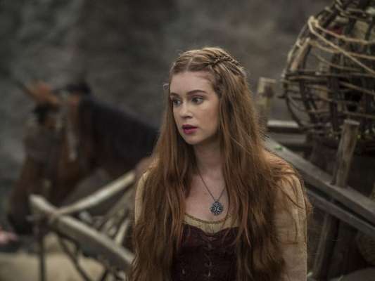 Amália (Marina Ruy Barbosa) briga com Virgílio (Ricardo Pereira) é empurrada por ele e perde a consciência ao bater com a cabeça no capítulo de sexta-feira, 4 de maio de 2018 da novela 'Deus Salve o Rei'