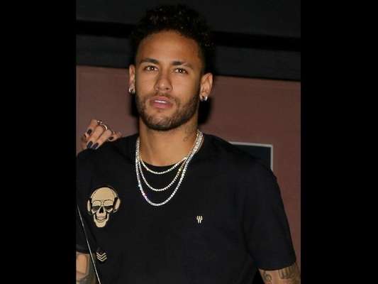 Neymar comemora abandona das muletas, em 21 de abril de 2018: 'Até nunca mais'