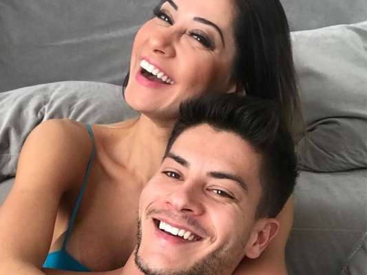 Mayra Cardi conta que Arthur Aguiar sente sintomas de sua gestação