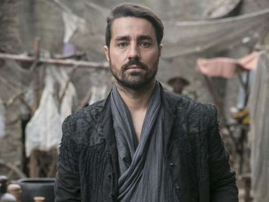 Virgílio (Ricardo Pereira) escapa da morte em incêndio provocado por Catarina (Bruna Marquezine) e se torna aliado de Otávio (Alexandre Borges) nos próximos capítulos da novela 'Deus Salve o Rei', adianta o colunista de TV Daniel Castro nesta segunda-feira, 30 de abril de 2018