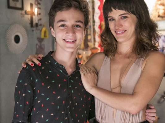 Tomaz (Vitor Figueiredo) finalmente vai chamar Clara (Bianca Bin) de 'mãe' na novela 'O Outro Lado do Paraíso'