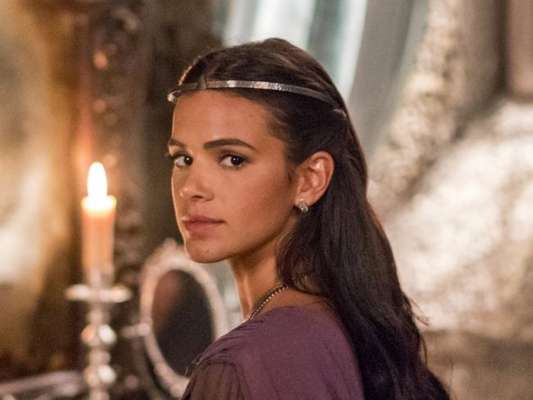 Catarina (Bruna Marquezine) é diagnosticada com peste e diz que vai culpar Amália (Marina Ruy Barbosa) pelo surto da doença no capítulo de terça-feira, 15 de maio de 2018 da novela 'Deus Salve o Rei'