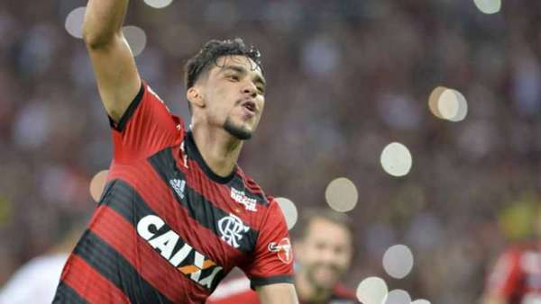 Flamengo venceu o Internacional por 2 a 0 e segue líder