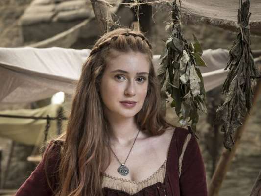 Amália (Marina Ruy Barbosa) vai despertar o interesse de Gregório (Danton Mello) após salvar o novo conselheiro de um grupo de bandidos nos próximos capítulos da novela 'Deus Salve o Rei'