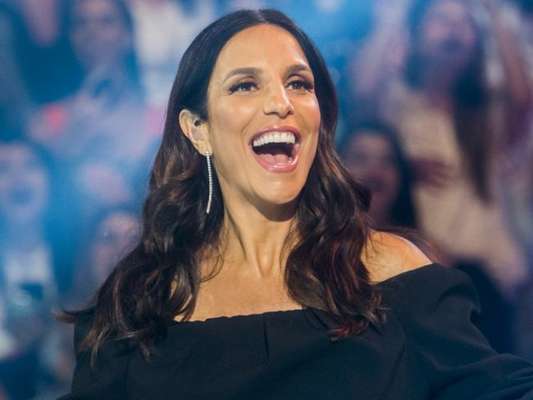 Ivete Sangalo exibiu roupa de batizado das filhas, Marina e Helena, em vídeo no Instagram nesta segunda-feira, 7 de maio de 2018