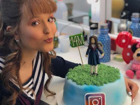Larissa Manoela comemora 14 milhões de seguidores com bolo temático