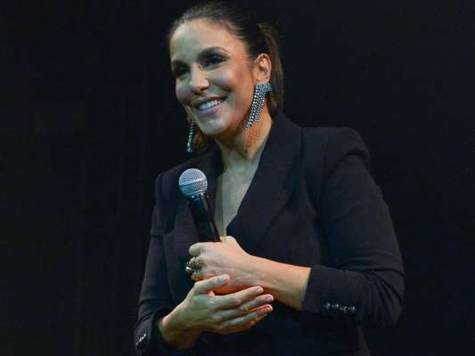 No 'Altas Horas', Ivete Sangalo explicou como o filho mais velho, Marcelo, escolheu o nome das irmãs, Marina e Helena