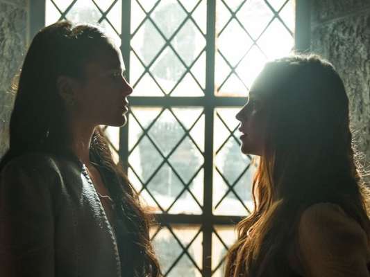 Amália (Marina Ruy Barbosa) afirma que Catarina (Bruna Marquezine) armou contra ela no capítulo de sexta-feira, 25 de maio de 2018 da novela 'Deus Salve o Rei'