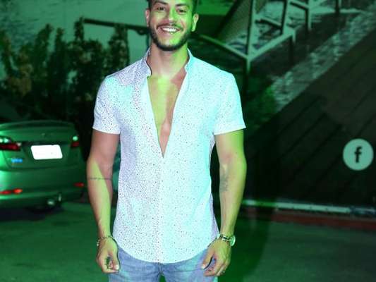 Arthur Aguiar se reúne com atores em festa de encerramento da novela 'O Outro Lado do Paraíso', no Beach Club na Barra da Tijuca, zona oeste do Rio de Janeiro, na noite desta sexta-feira, 11 de maio de 2018