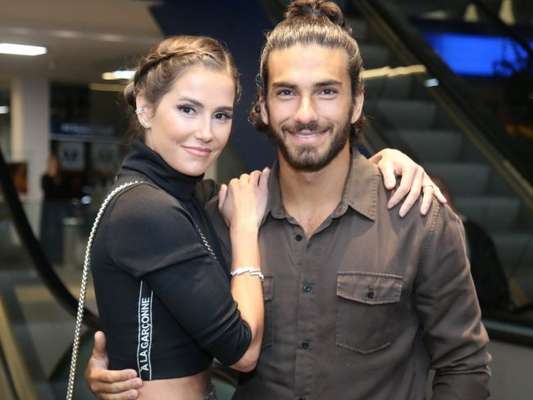 Deborah Secco e o marido, Hugo Moura, se reuniram com o elenco 'Segundo Sol' para assistir à estreia da novela, nesta segunda-feira, 14 de maio de 2018