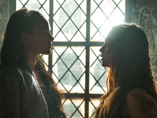 Amália (Marina Ruy Barbosa) vai partir para cima de Catarina (Bruna Marquezine) com direito a puxão de cabelo nos próximos capítulos da novela 'Deus Salve o Rei', adianta o colunista de TV Flávio Ricco