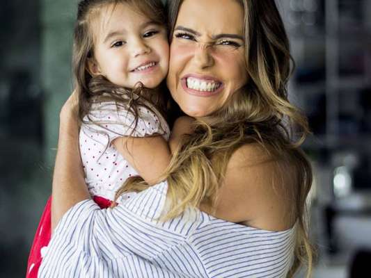 Mãe de Maria Flor, de 2 anos, Deborah Secco relata desafio para conciliar vida profissional com a maternidade