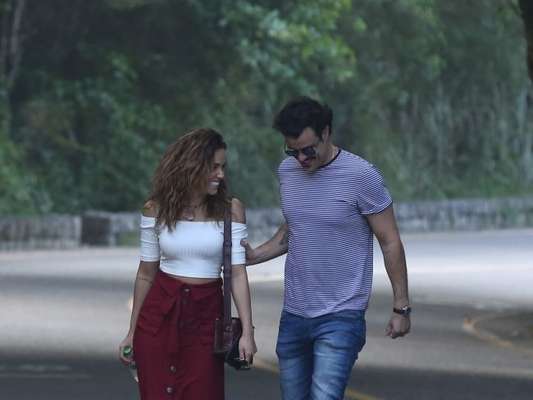 Joaquim Lopes é fotografado com Juliane Araújo em restaurante nesta segunda-feira, dia 14 de maio de 2018