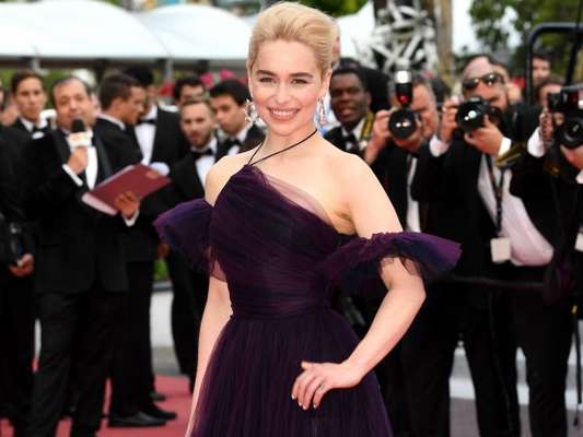Emilia Clarke elegeu look ultra violet e de tule para o lançamento do filme 'Han Solo: Uma História Star Wars', no Festival de Cannes, nesta terça-feira, 15 de maio de 2018