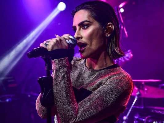 Cleo estreou no palco como cantora em um pocket show em São Paulo, nesta terça-feira, 15 de maio de 2018